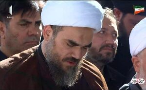حضور پدر شهیده زهرا محمدی گلپایگانی در مصلی تهران