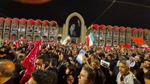 حضور شبانگاهی مردم در مصلی تهران برای وداع با رهبر شهید