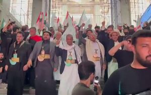 یمنی‌ها با فریاد الموت اسرائیل وارد مصلی شدند