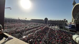 مصلی همچنان مملو از زائران پیکر مطهر امام خامنه‌ای