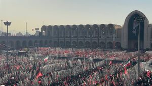 مصلی همچنان مملو از زائران پیکر مطهر امام خامنه‌ای