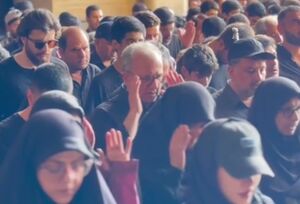 فیلم/ پنجره متفاوتی از اقامه نماز بر پیکر رهبر شهید و خانواده‌ ایشان