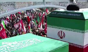 پیکر مطهر امام شهید از نمایه داخل خودرو حامل پیکرها