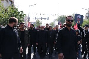 حضور عارف در مراسم تشییع رهبر شهید انقلاب