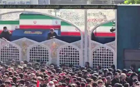 لحظه ورود خودرو حامل پیکر رهبر انقلاب به خیابان آزادی