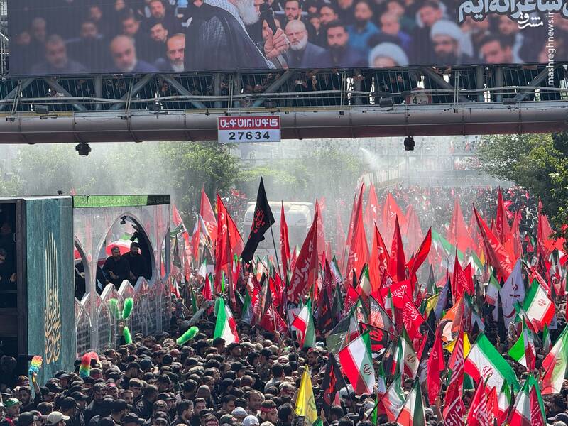 وداع جمعیت میلیونی تشییع‌کنندگان با امام شهید/ تهران در سوگ و حماسه/ گلباران پیکر مطهر امام شهید در مسیر تشییع‌+ عکس و فیلم