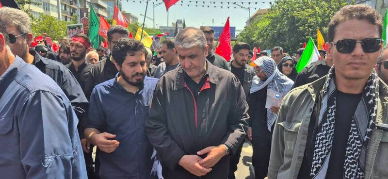 عکس/ حضور رئیس سازمان انرژی اتمی ایران در مراسم تشییع رهبر شهید انقلاب اسلامی