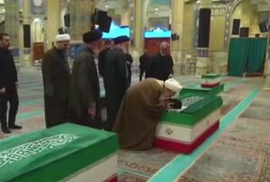 بوسه آیت‌الله جوادی آملی بر عمامه رهبر شهید انقلاب