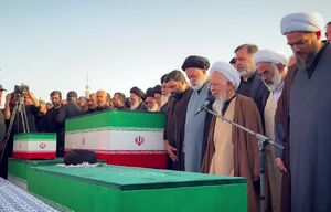 اشک‌های آیت‌الله جوادی آملی هنگام اقامه نماز بر پیکر آقای شهید