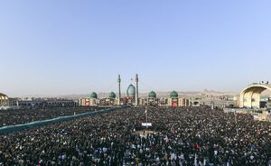 تصاویر اقامه نماز بر پیکر امام شهید ایران در مسجد جمکران