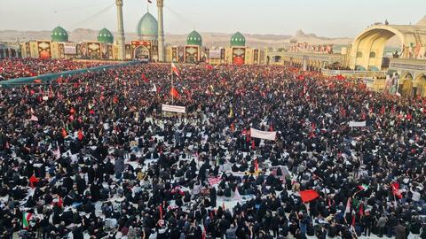 اقامه نماز آیت الله جوادی آملی بر پیکر رهبر شهید