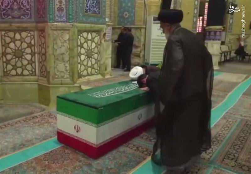 بدرقه باشکوه آقای شهید ایران در قم/ اقامه نماز بر پیکر رهبر شهید انقلاب و خانواده ایشان در مسجد مقدس جمکران + عکس و فیلم