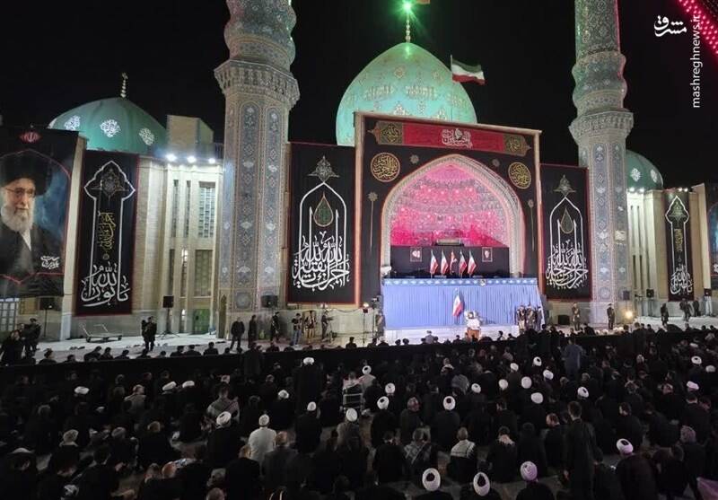 بدرقه باشکوه آقای شهید ایران در قم/ اقامه نماز بر پیکر رهبر شهید انقلاب و خانواده ایشان در مسجد مقدس جمکران + عکس و فیلم