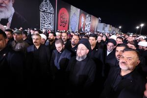 عکس/ ادای احترام سید عمار حکیم به پیکر رهبر شهید ایران در فرودگاه نجف