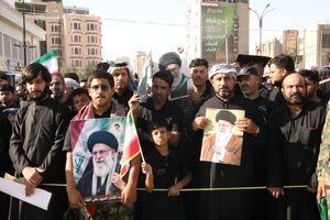 انتظار مردم عراق برای عبور خودرو حامل پیکر قائد شهید امت
