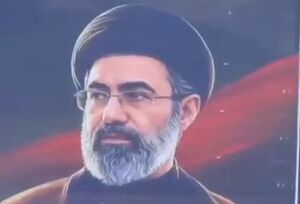 تصویر رهبر انقلاب در مسیر تشییع پیکر امام شهید ایران در نجف