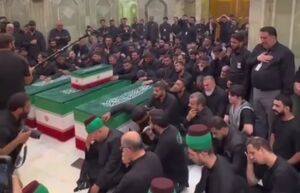 روضه خوانی در کنار پیکر خانواده رهبر شهید در حرم حضرت سقا