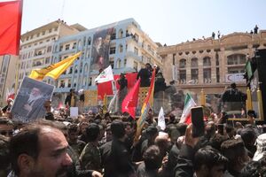 ازدحام جمعیت در اطراف ماشین حمل پیکر رهبر شهید انقلاب