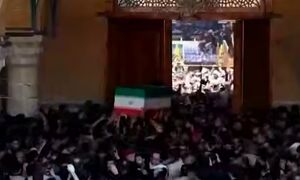 فیلم/ پیکر شهید خامنه‌ای بر روی دست مردم وارد حرم علوی شد
