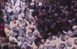اقامه نماز بر پیکر امام شهید در حرم مطهر امیرالمونین(ع)