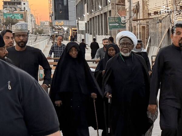 وداع تاریخی در نجف؛ سیل خروشان جمعیت در تشییع قائد شهید امت/ تشییع باشکوه رهبر شهید ایران در شهرهای عراق+ عکس و فیلم