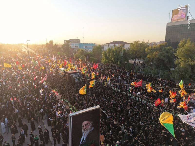 وداع تاریخی در نجف؛ سیل خروشان جمعیت در تشییع قائد شهید امت/ تشییع باشکوه رهبر شهید ایران در شهرهای عراق+ عکس و فیلم