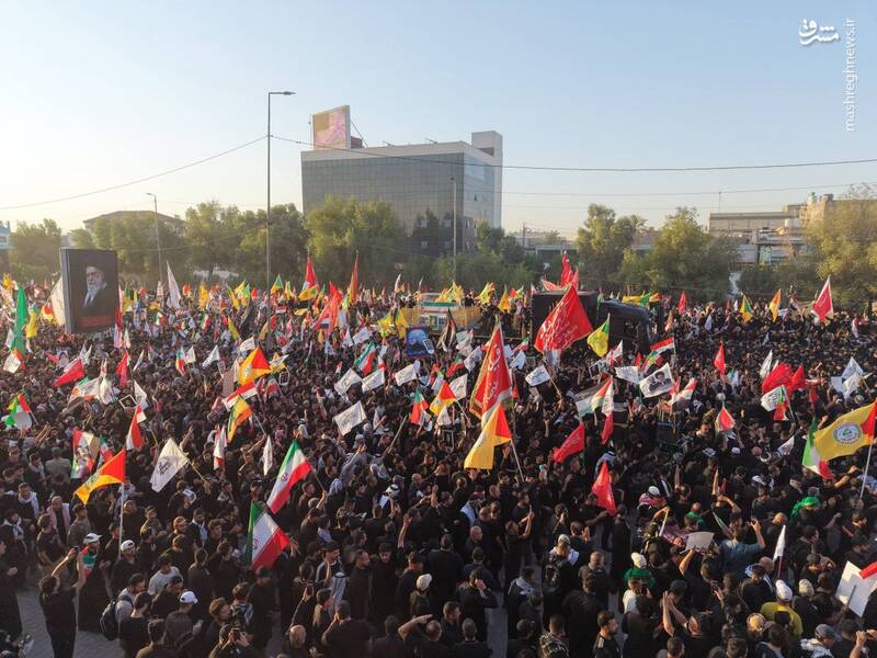 وداع تاریخی در نجف؛ سیل خروشان جمعیت در تشییع قائد شهید امت/ تشییع باشکوه رهبر شهید ایران در شهرهای عراق+ عکس و فیلم