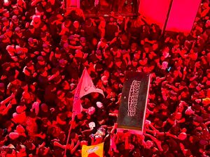 تصویری از پیکر مطهر رهبر شهید انقلاب در حرم مطهر سیدالشهدا