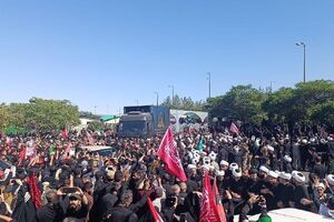 لحظه ورود خودرو حامل پیکر آقای شهید به خیابان امام رضا(ع)