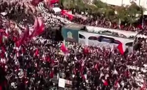 ازدحام جمعیت دور خودرو حامل پیکر قائد شهید امت