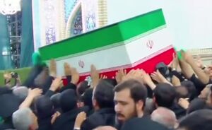 تشییع پیکر رهبر شهید بر دستان عزاداران در حرم رضوی