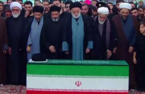اقامه نماز بر پیکر قائد شهید توسط پسر ارشدشان در حرم رضوی