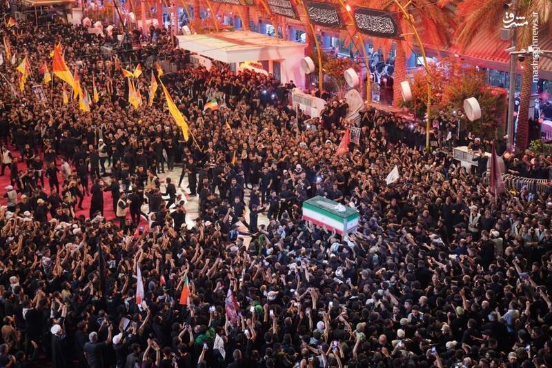 تشییع پیکر رهبر شهید انقلاب بعد از اقامه نماز صبح در بین الحرمین کربلا