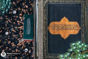 عکس/ نمایی ویژه از طواف پیکر رهبر شهید بر گرد ضریح مطهر امام رضا(ع)