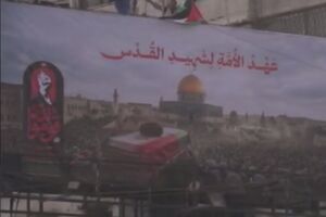 فیلم/ لحظه نصب پوستر "قومو لله" در میدان السرایا در مرکز نوار غزه