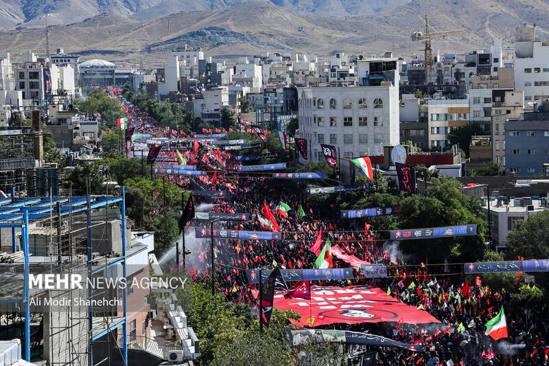 حضور بیش از ۷ میلیون نفر در مراسم تشییع رهبر شهید در مشهد