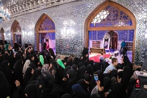 خیل مردم عزادار بر سر مزار شهید ایران