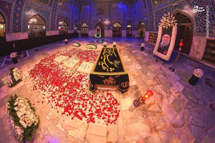 نوای سوگ در بارگاه رضوی همزمان با سومین شب از آیین گرامیداشت رهبر شهید +فیلم