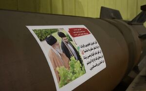 عکس/ پیام رهبر انقلاب به کشورهای عربی بر روی موشک خیبرشکن پرتاب‌شده