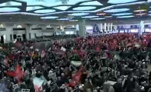 پرچم سرخ خونخواهی در بزرگداشت آقای شهید در مصلی