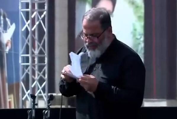 فیلم/ شعرخوانی بذری در مراسم بزرگداشت رهبر شهید در مصلی تهران