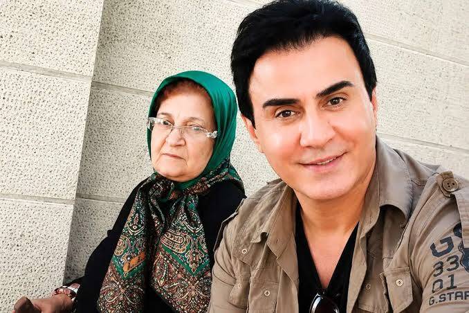 فیلم/ بی‌قراریِ داریوش فرضیایی در مراسم خاکسپاری مادرش
