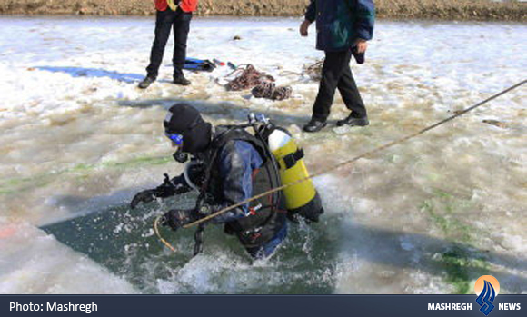 مانور غواصان امدادگر در آب‌های یخ زده+عکس