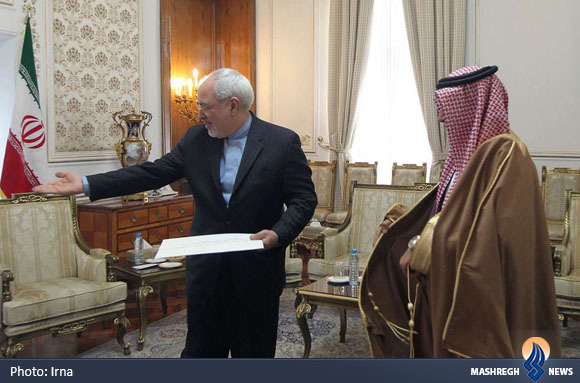 عکس/ تعارف ظریف به سفیر عربستان