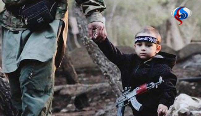 کودک 3 ساله در بین داعشی‌ها +عکس