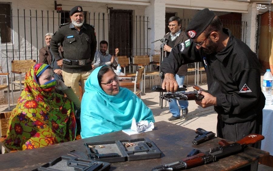 عکس/ آموزش نظامی به خانم معلم های پاکستانی