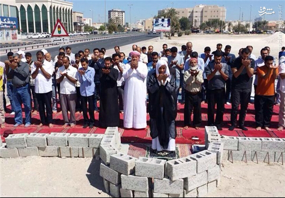 اصرار بحرینی‌ها بر اقامه نماز در مساجد تخریب‌شده+عکس