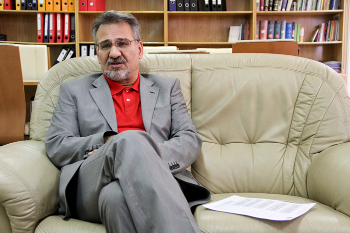 وزیر سابق اقتصاد 100 بدهکار بزرگ بانکی را می شناخت / بانک ها ما را قبول ندارند و به ما پرونده ها نمی دهند / 2 سال است هیچ بانکی به ما پرونده نمیدهد /به نظرم آمار مطالبات معوق کماکان روبه افزایش خواهد بود و بعید نیست که در این بخش حتی با بحران نیز مواجه می شویم.