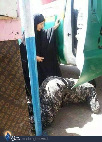 عکس/پله شدن سرباز عراقی برای پیرزن