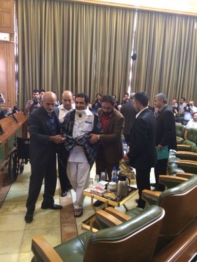 عکس/حضور در شورا با گردنبند و پیژامه